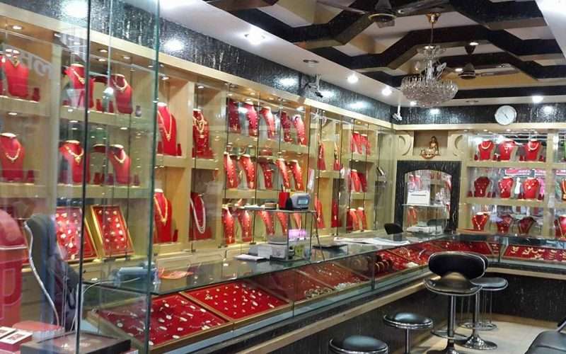 पेस्ताेल देखाएर चितवनमा सुन पसल लुटियाे , 