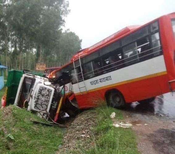 पूर्वपश्चिम राजमार्ग स्थित चुलाचुलीमोडमा टिप्पर र बस ठोक्किँदा २१ यात्रु घाइते