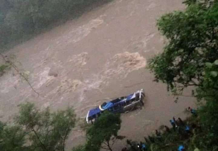 चितवनमा पहिरोले दुई वटा यात्रुवाहक बस बगायो, खोजी गर्दै प्रहरी