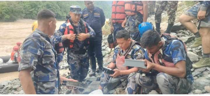 त्रिशूलीमा बेपत्ता बस र यात्रुको खोजीकालागि सोनार क्यामरा र वाटर ड्रोन प्रयोग