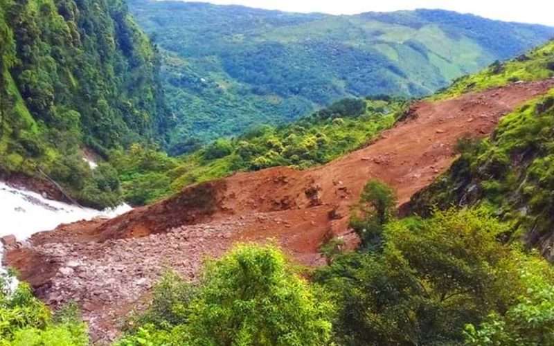 ताप्लेजुङमा पहिरोले दुई घर बगायो