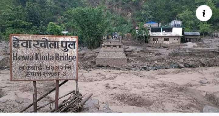 मेची राजमार्ग अन्तर्गत हेवाखोलाको बेली ब्रिज बाडीले बगायो