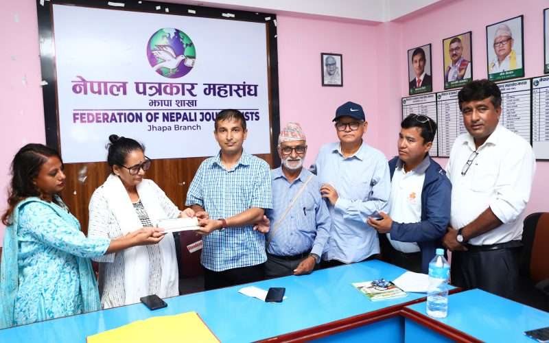 पत्रकार महासंघ झापाले स्व. पत्रकार पाठक परिवारलाई दियो १ लाख सहयोग