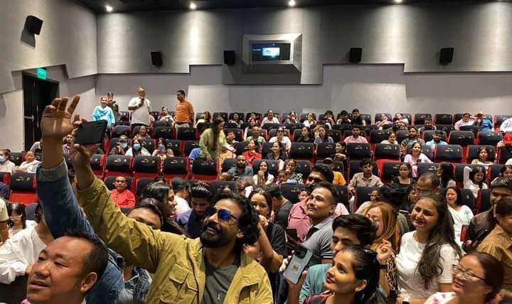 चलचित्र १२ गाउँका कलाकार एक्कासी हलमा आइपुग्दा दर्शक दङ्ग