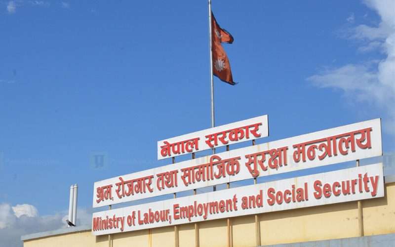 श्रम स्वीकृति नै नलिई विदेशम काम गरिरहेका नेपाली श्रमिकले अब बिना झन्झट श्रम स्वीकृति पाउने