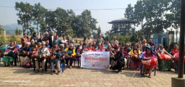 ज्येष्ठ नागरिकलाई जाडोको न्यानो कपडा वितरण