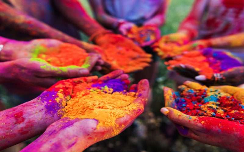 झापा सहित तराईका जिल्लाहरूमा आज होली मनाईदै