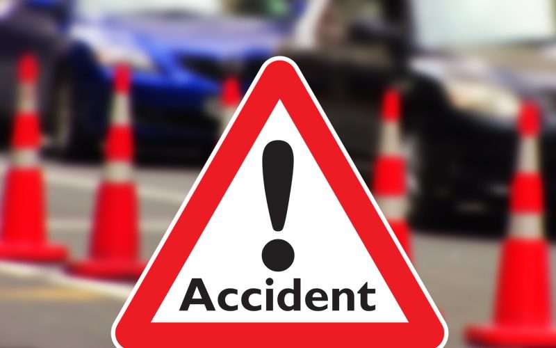 टिपर अनियन्त्रित भएर टहरामा पस्दा तीन जनाको मृत्यु