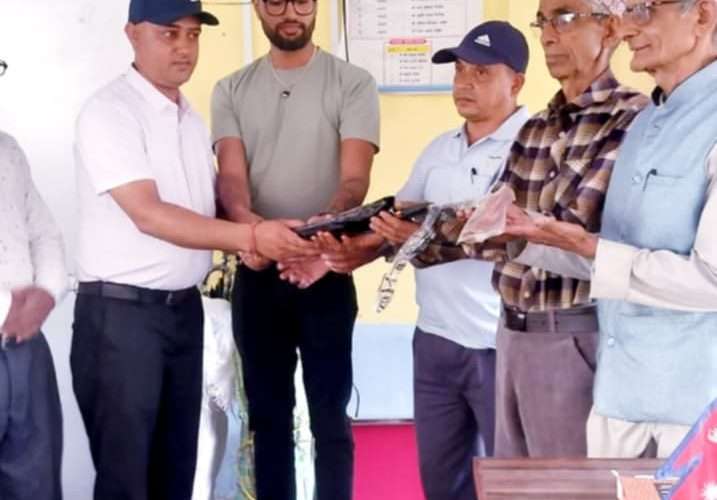 यूवा व्यवसायीद्वारा ज्येष्ठ नागरिकलाइ छाता र लौरो प्रदान