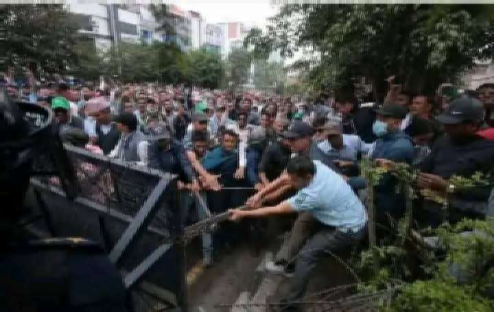 आन्दोलनरत शिक्षक र प्रहरीबीच झडप, ५० बढी घाइते,आन्दोलनमा घुसपैठ भएको महासंघको भनाई