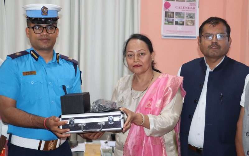 ट्राफिक प्रहरीलाई ब्रेथलाईजर र गोप्रो क्यामेरा प्रदान