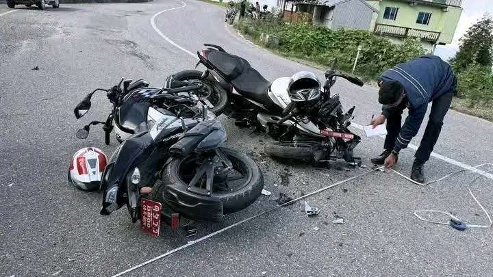 इलाममा दुई मोटरसाइकल ठोक्किँदा चार जना घाइते