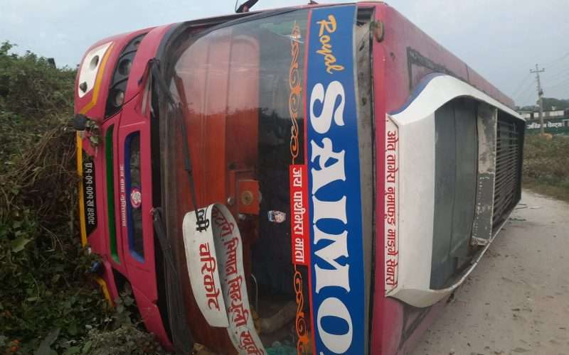 माईधारमा बस दुर्घटना १९ जना घाइते।