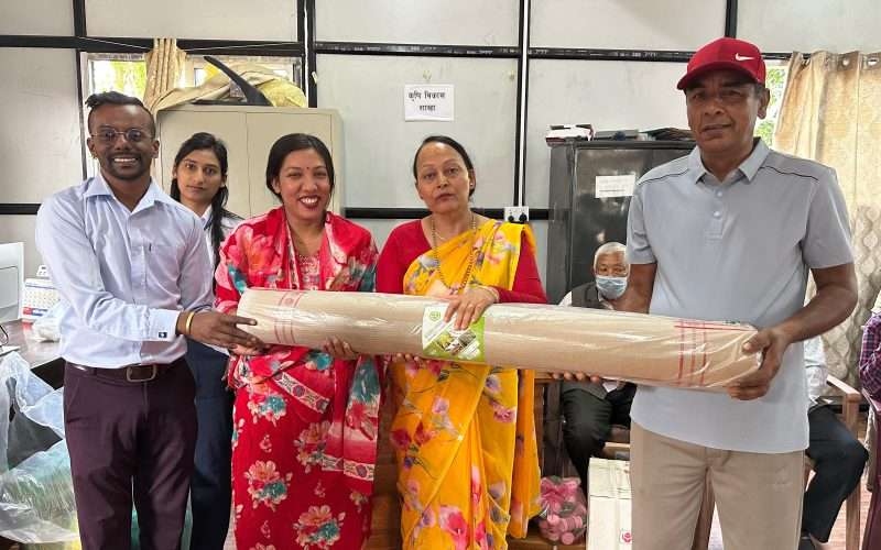 नगरपालिकाद्वारा किसानलाई कृषि सामग्री वितरण