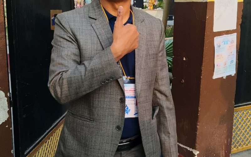 मतदान पछि  खुसी मुद्रामा उज्यालो नेपाल पार्टीका उमेद्वार सी. के बेघा